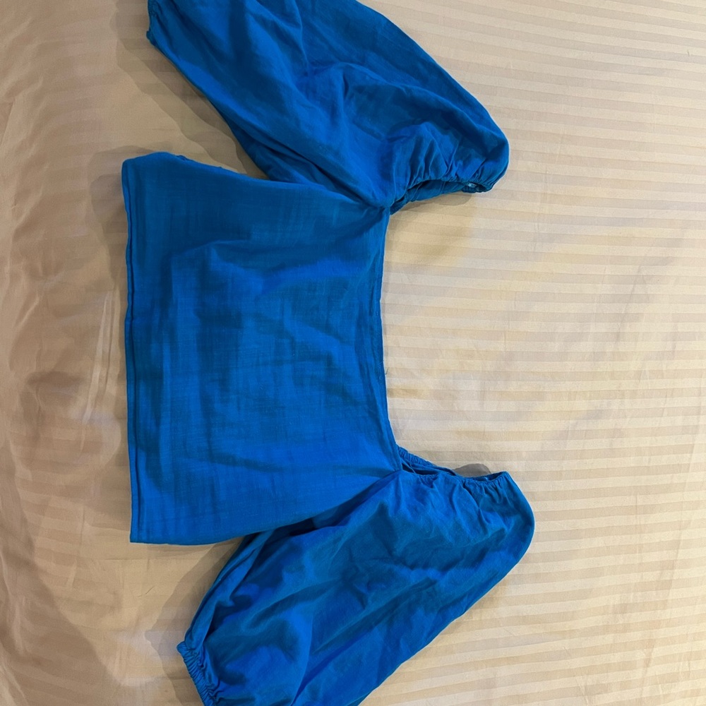 Blue crop top with puffer shoulder💙